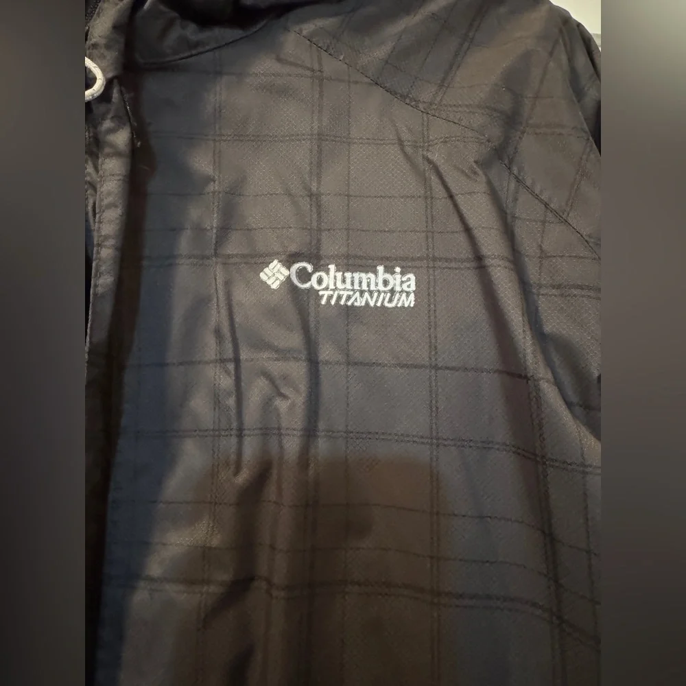 Women’s Columbia Sportswear Omni-Tech Titamium Rain Jacket - Picture 4 of 8